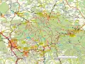 Mapa turystyczna Gór Izerskich z zaznaczonymi szlakami, miejscowościami i wzniesieniami.