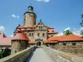 Zamek Czocha, malowniczo położony na skalistym wzgórzu, zaprasza do swojej kamiennej twierdzy.