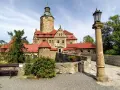 Zamek Czocha zaprasza na malowniczą trasę zwiedzania. Kamienne mury, wieże i czerwone dachy tworzą bajkowy krajobraz.