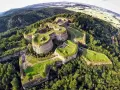 Imponujący fort na wzgórzu, otoczony lasem, to perła Dolnego Śląska. Jego fortyfikacje przypominają kształtem gwiazdę.