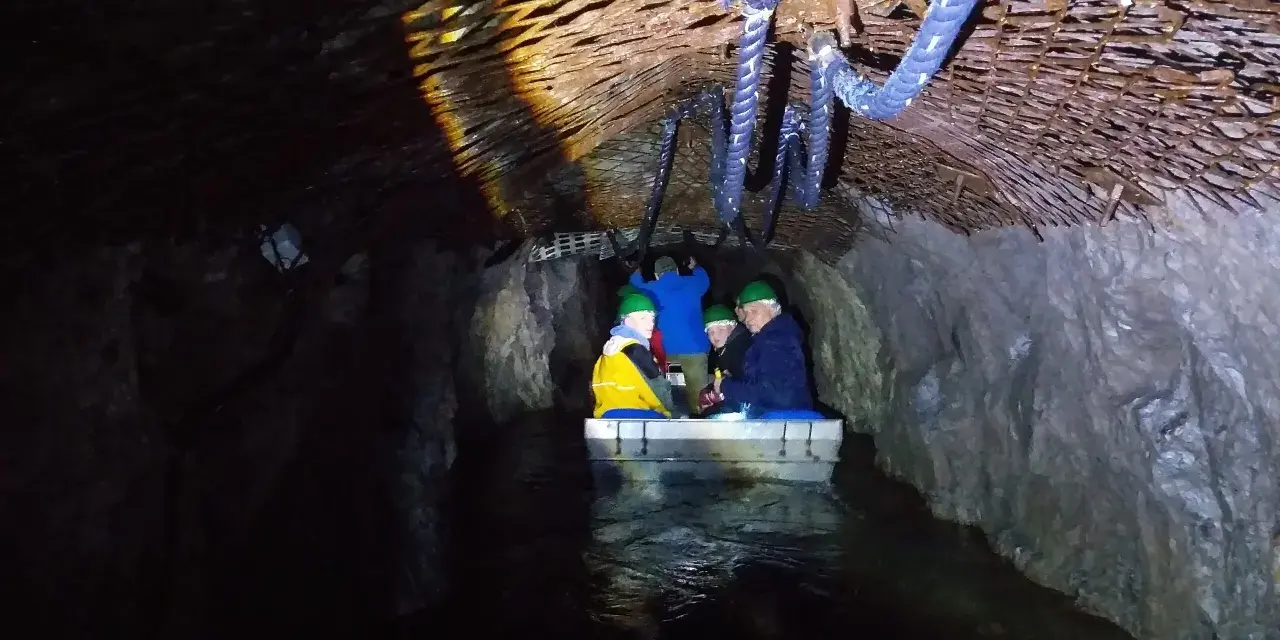 Podróż łodzią przez mroczne tunele podziemnego miasta Osówka.