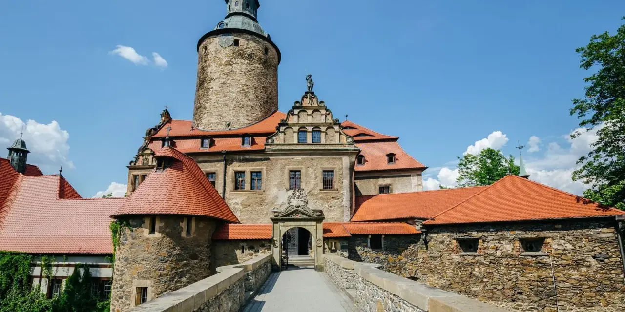 Zamek Czocha, malowniczo położony na skalistym wzgórzu, zaprasza do swojej kamiennej twierdzy.