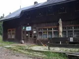 Drewniane schronisko, jakby mała sowa rzeczka, z tabliczką "ZAWIESZONO REMONT".