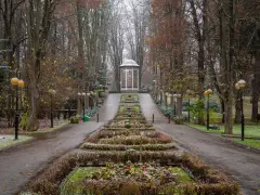 Polanica Zdrój co warto zobaczyć: jesienny park z altaną i alejkami, ozdobnymi rabatami i latarniami.