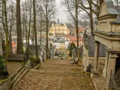 Kamienne schody prowadzą do barokowej bazyliki na wambierzyckiej kalwarii. W oddali widać miasteczko.