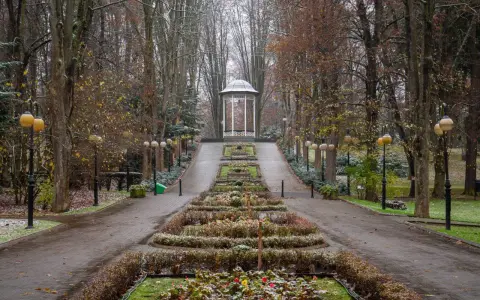 Polanica Zdrój co warto zobaczyć: jesienny park z altaną i alejkami, ozdobnymi rabatami i latarniami.