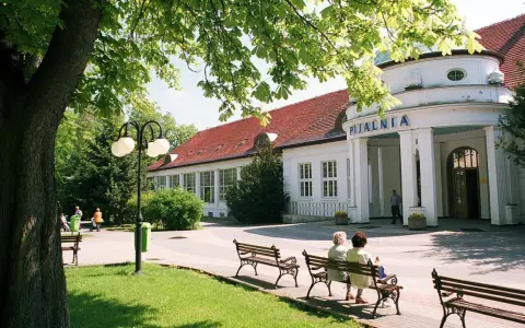 Uzdrowiska na Dolnym Śląsku: Pijalnia wód w otoczeniu zieleni, z ławkami dla kuracjuszy.