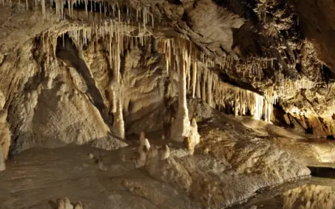 Niezwykłe formacje naciekowe w jaskiniach Dolny Śląsk, stalaktyty i stalagmity tworzą podziemny świat.