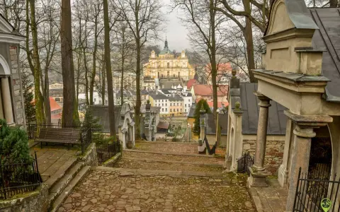 Kamienne schody prowadzą do barokowej bazyliki na wambierzyckiej kalwarii. W oddali widać miasteczko.
