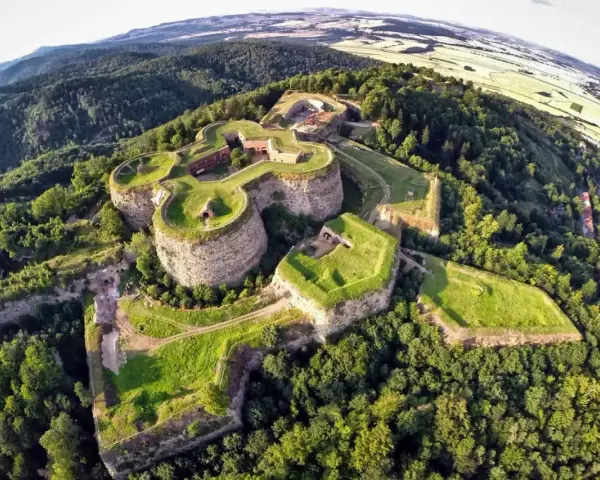 Imponujący fort na wzgórzu, otoczony lasem, to perła Dolnego Śląska. Jego fortyfikacje przypominają kształtem gwiazdę.