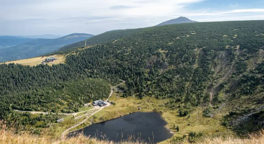 Malowniczy widok na górskie jezioro i schroniska w Karkonoszach. Idealne miejsce na wakacje w górach.