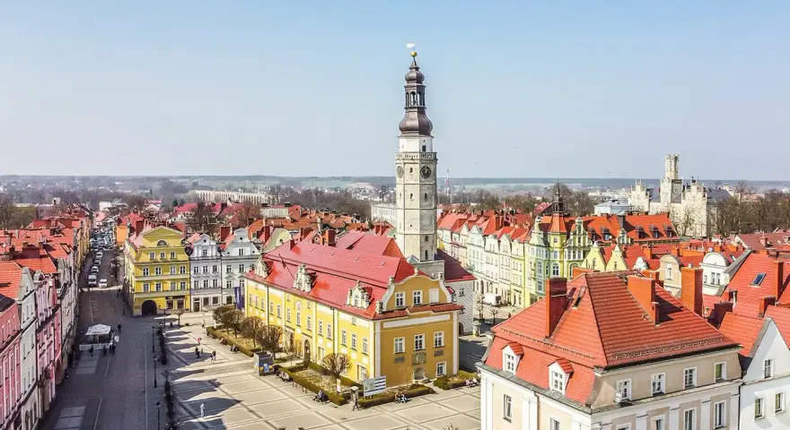 Rynek w Bolesławcu z ratuszem i wieżą zegarową to główne bolesławiec atrakcje. Kolorowe kamienice tworzą malowniczy widok.