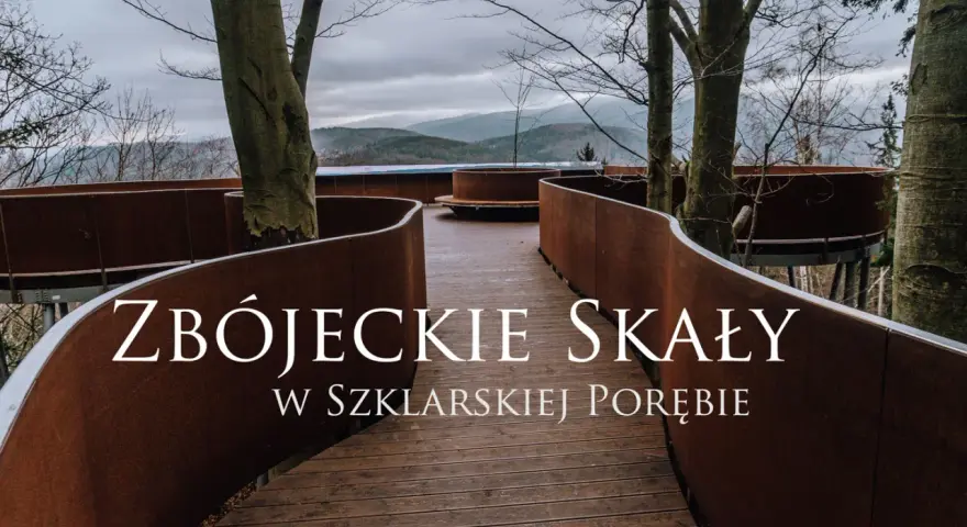 Drewniana ścieżka wśród drzew prowadzi do punktu widokowego Zbójeckie Skały w Szklarskiej Porębie.
