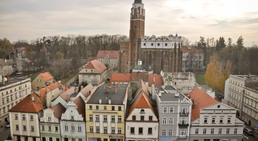 Widok na rynek i zamek w Paczkowie. Kolorowe kamieniczki i potężna wieża zamkowa tworzą niepowtarzalne paczków atrakcje.