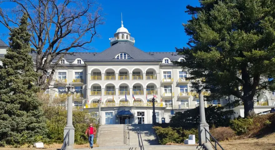 Piękny budynek sanatorium w Jeseniku, z charakterystycznymi arkadami i żółtymi balustradami. To jedna z głównych atrakcji regionu.