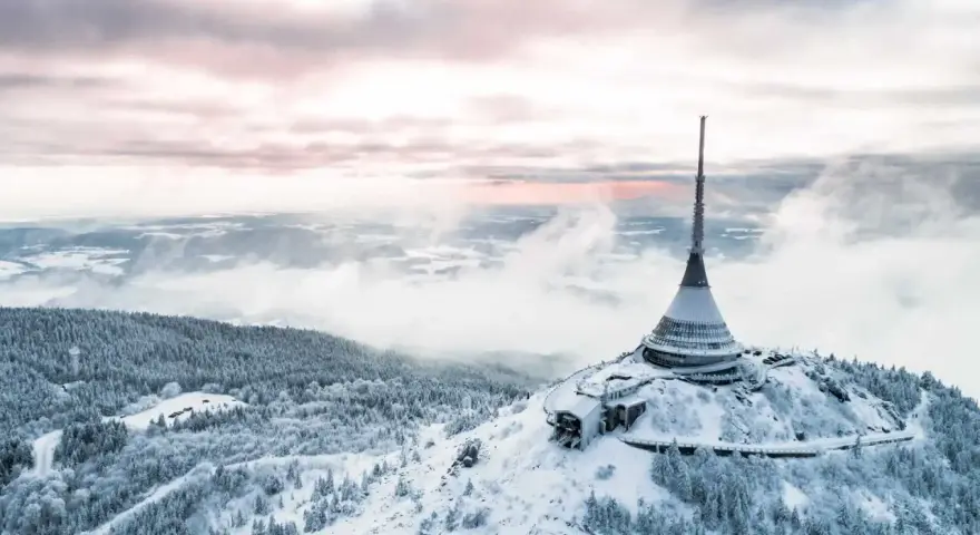 Wieża widokowa na górze Ještěd, jedna z głównych libereckich atrakcji, w zimowej scenerii.