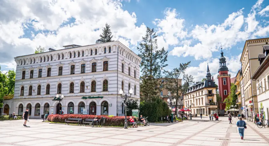 Rynek w Cieplicach Zdroju, z piękną architekturą i placem pełnym życia, to główne atrakcje tego uzdrowiska.
