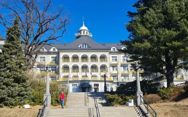 Piękny budynek sanatorium w Jeseniku, z charakterystycznymi arkadami i żółtymi balustradami. To jedna z głównych atrakcji regionu.